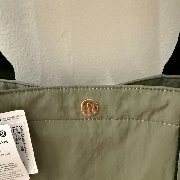 Lululemon Daily Multi-Pocket Tote | Bayleaf Green | Commuter/Gym Bag- NWT - Picture 5 of 10